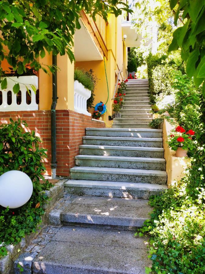 Mediterran-Skandinavisch - Outdoorwhirlpool ganzjährig Burgthann Exterior foto