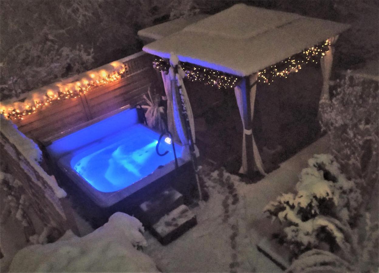 Mediterran-Skandinavisch - Outdoorwhirlpool ganzjährig Burgthann Exterior foto